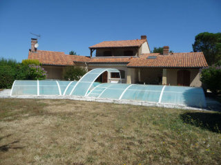Lovely House with Pool, Quiet Location