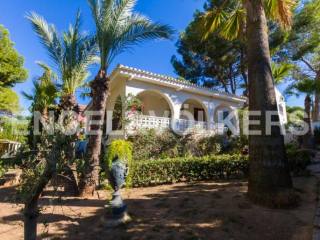 HOUSE WITH BEAUTIFUL AND EXTENSIVE..