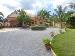 5 bedroom country estate on 2.400 m2..