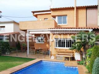 Centric house with garden and pool- BCN..