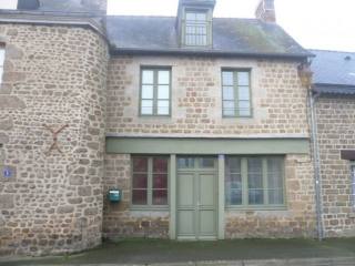Maison 2 Chambres Et Cour - Lassay Les..