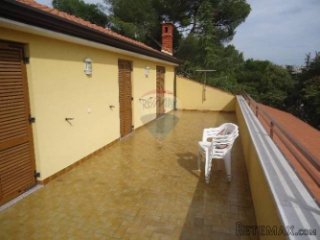 PULA, ŠIRI CENTAR, MANSARDNI STAN S VELIKOM TERASOM