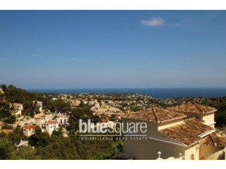 Beautiful plot with superb sea views in..