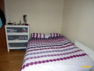 Single with double bed near Turnpike..