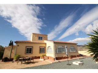 4 bed 3 bath villa within walking..