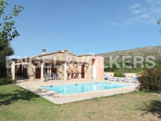 Country house with swimming pool and..
