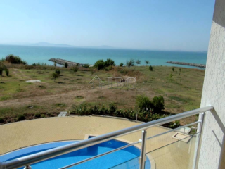 Beachfront 2-bedroom apartment with SEA..