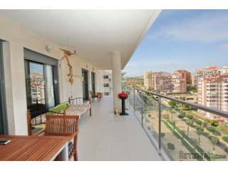 Amplio apartamento con una gran terraza ubicada a poca..