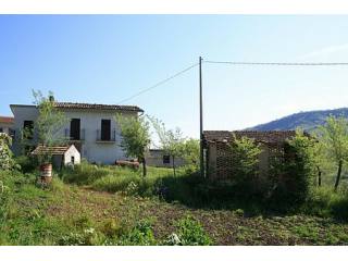Habitable detached house with barn in a..