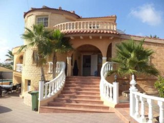 5 Bedroom 3 Bathroom Villa In Ciudad..