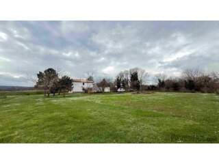 Kuća s dva stana i građevinskom okućnicom 4740m2 u okolici L