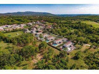 VILLA SA BAZENOM I PROSTRANOM OKUĆNICOM!