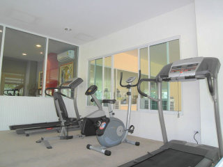 Spacious, modern studio apartment with..