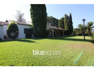 Charming 6 bedroom villa on a flat plot..