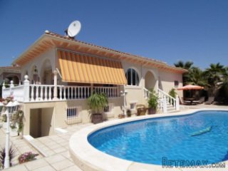 A superb detached villa located in the centre of the..