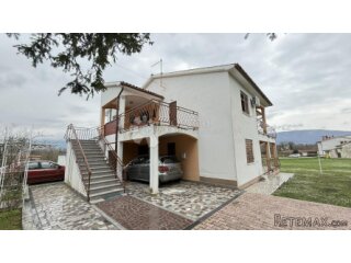 Kuća s dva stana i građevinskom okućnicom 2.500 m2 u okolici