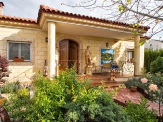 A superb example of a 4 bedroom, 2 bathroom detached villa..