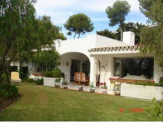 VILLA FOR SALE IN CALAHONDA