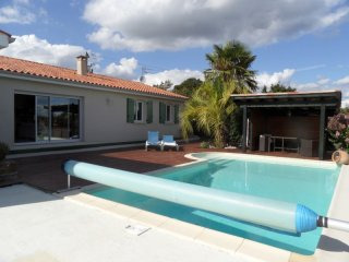 Single Storey Villa With Swimming Pool..