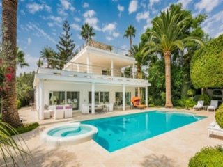 Villa For Sale In Parcelas Del Golf