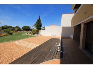 Corner ground floor 3 bed apartment