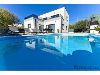 Moderna vila s bazenom i pogledom na more