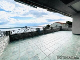 Crikvenica- stan sa parkingom, 80 m od mora