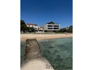 TOP LOKACIJA! Stan 84,53 m² + vrt 90 m² | 10 m od plaže