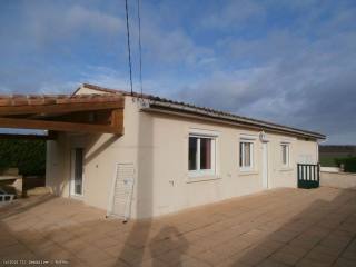 3 bedroom one level house in very good..