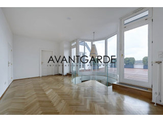 Generous top floor apartment with view