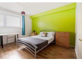 Single with double bed near Manor House..