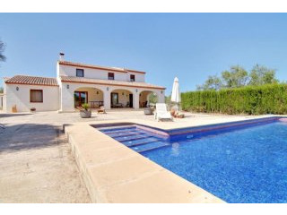 Lovely finca style villa on large plot..