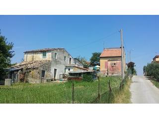 2 properties 10 minutes from the sea.