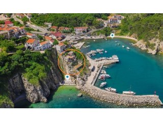 Kamena vila na stijeni iznad mora sa otvorenim pogledom na..