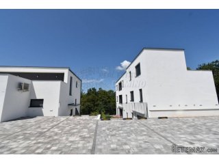 Apartman u novogradnji! Njivice!!