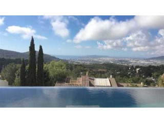 Luxury modern-style villa with..