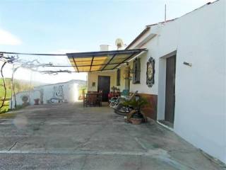 Villa - This secluded property in the..