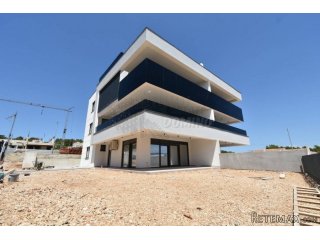 Apartman u novogradnji s okućnicom! Grad Krk!