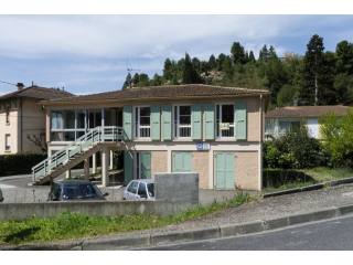 Limoux, Conveniently Located Building..