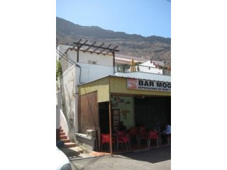 Bar/restaurant with 3 bedroom apartment..