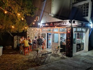 Djelatnik u FAST FOOD-u (Gajac, otok Pag)