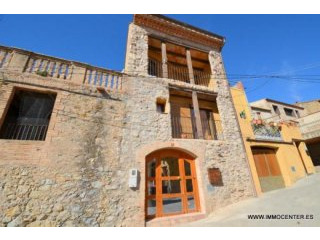 BIURE: Rustic townhouse with 5 bedrooms
