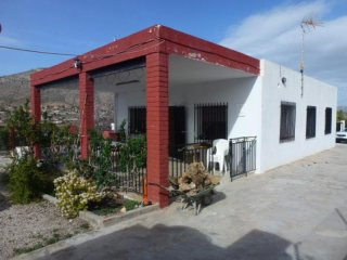 4 bedroom villa in Frailes with pool..