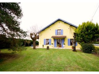 Pretty 4-bedroomed (3 ensuite) house..