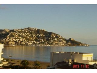 ROSES: Duplex 100m from the beach with..