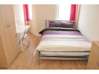 Single with double bed near Turnpike..
