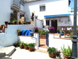 4 bedroom, 2 bathroom Townhouse, (build..