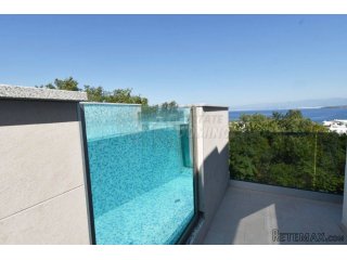Luksuzni penthouse s krovnim bazenom i otvorenim pogledom..