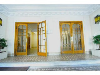 Apartment In The Prestigious Carre D'or..