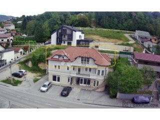 Kompletno renoviran stan u potkrovlju zgrade nadomak centra